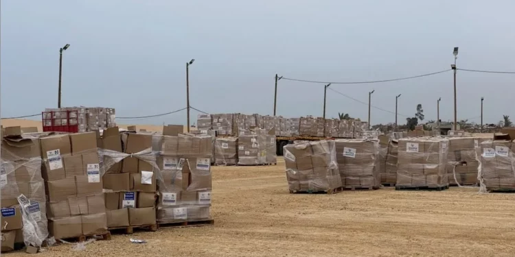 Palestinos recogen cajas de ayuda humanitaria en un sitio de distribución administrado por la Fundación Humanitaria de Gaza el 26 de mayo de 2025. (GHF)