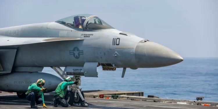Carrier Air Wing 5 finaliza entrenamiento en Iwo To antes de despliegue