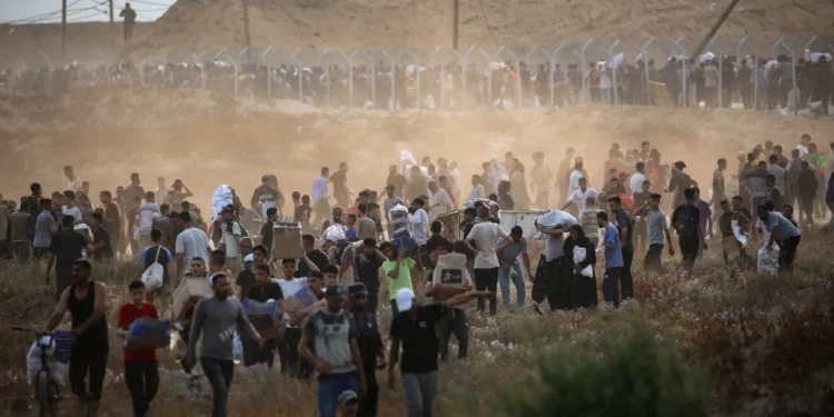 Hamás siembra el caos en los centros de distribución de ayuda en Gaza