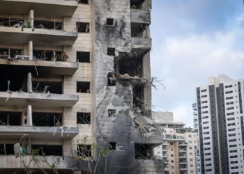 Dos víctimas de Petah Tikva se encontraban en habitación protegida que recibió impacto directo