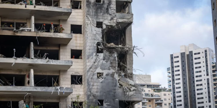 Dos víctimas de Petah Tikva se encontraban en habitación protegida que recibió impacto directo