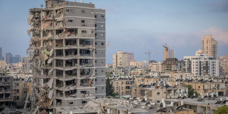 Los residentes del edificio Bat Yam que estaban en refugios sobrevivieron al ataque que mató al menos a 6