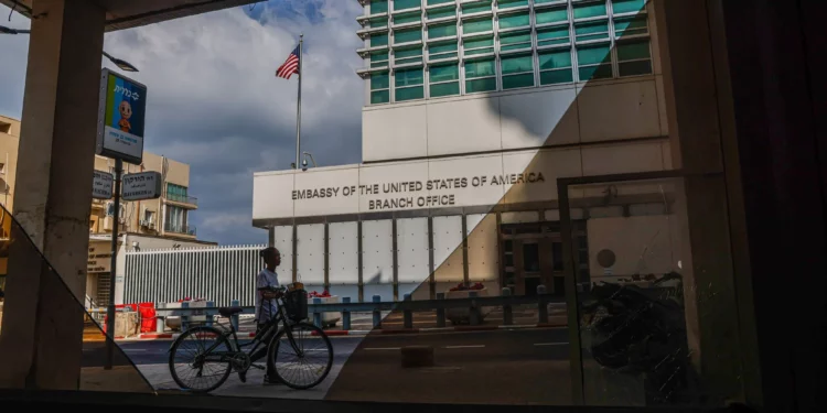 EE. UU. comienza a evacuar a algunos diplomáticos de su embajada en Israel