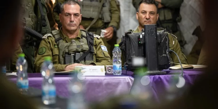 El jefe del Estado Mayor de las FDI, teniente general Eyal Zamir (izquierda), y el jefe del Comando Sur, mayor general Yaniv Asor, realizan una evaluación en Gaza, 27 de junio de 2025. (Fuerzas de Defensa de Israel)