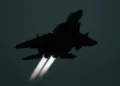Helicóptero de la policía británica casi choca con un F-15 estadounidense
