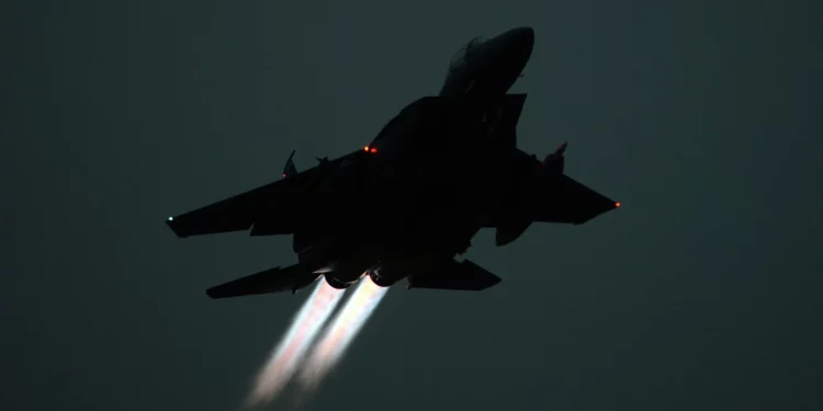 Helicóptero de la policía británica casi choca con un F-15 estadounidense