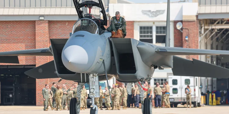 Flota de F-15EX crece a 129 aviones en presupuesto de 2026