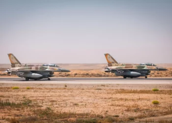 Israel dice que sus cazas siguen trabajando para derribar aviones no tripulados