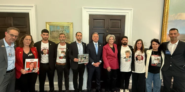 Familias de rehenes dialogan con altos funcionarios en la Casa Blanca