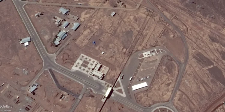 Imagen satelital del 2 de abril de 2016 de la instalación nuclear de Fordo en Irán. (Google Earth)