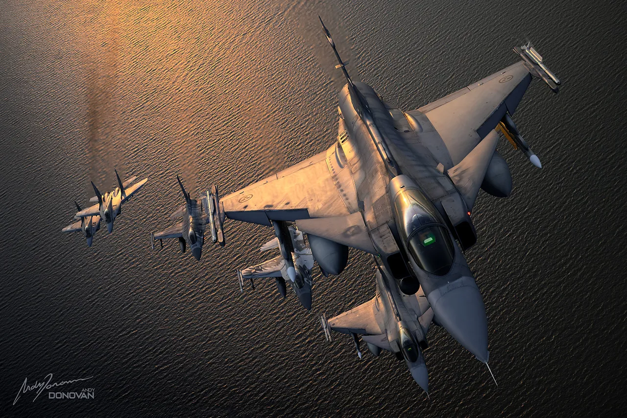 Gripens suecos acompañados por jets polacos durante la salida fotográfica nocturna. (Crédito de la imagen: Andy Donovan)