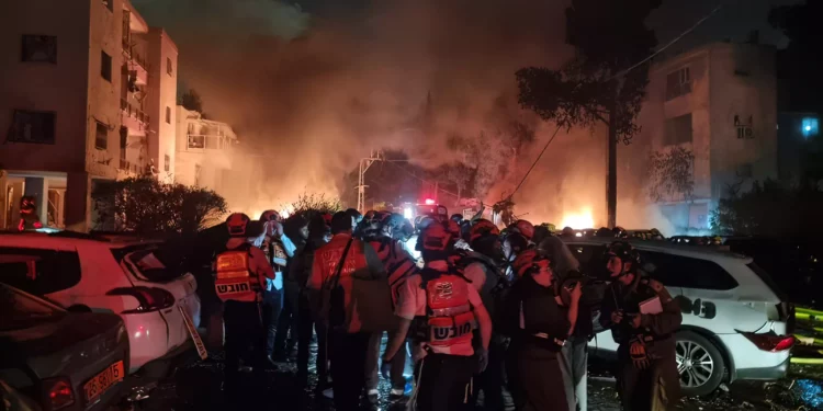Ocho heridos e incendios en Haifa por misiles iraníes