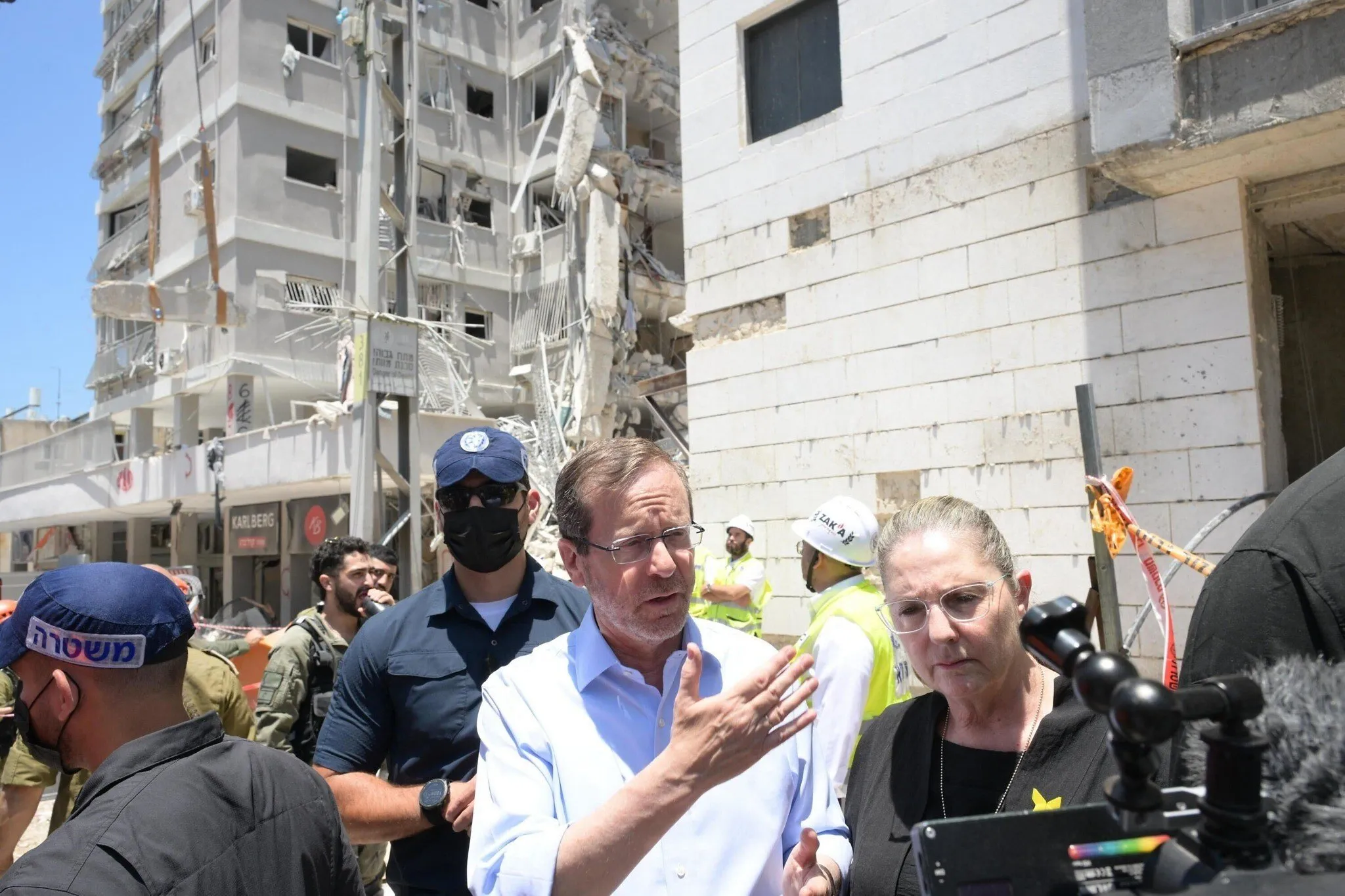 El presidente Isaac Herzog recorre el lugar de un mortal ataque con misiles iraníes en la ciudad de Bat Yam el 15 de junio de 2025 (Amos Ben Gershom/GPO)