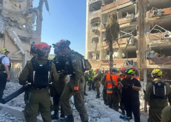 Bomberos rescatan a atrapados tras impacto de misil en Holon