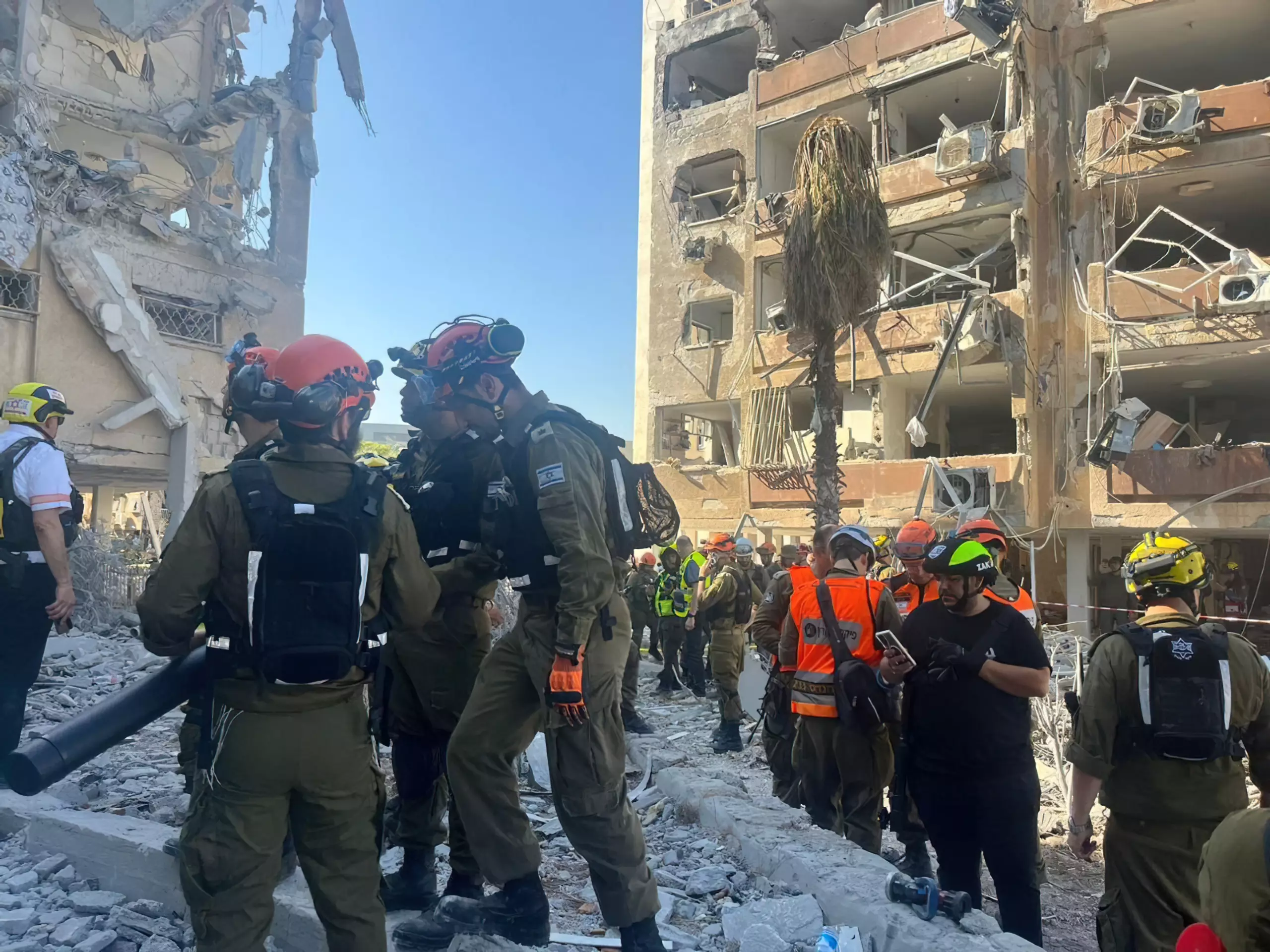 Bomberos rescatan a atrapados tras impacto de misil en Holon