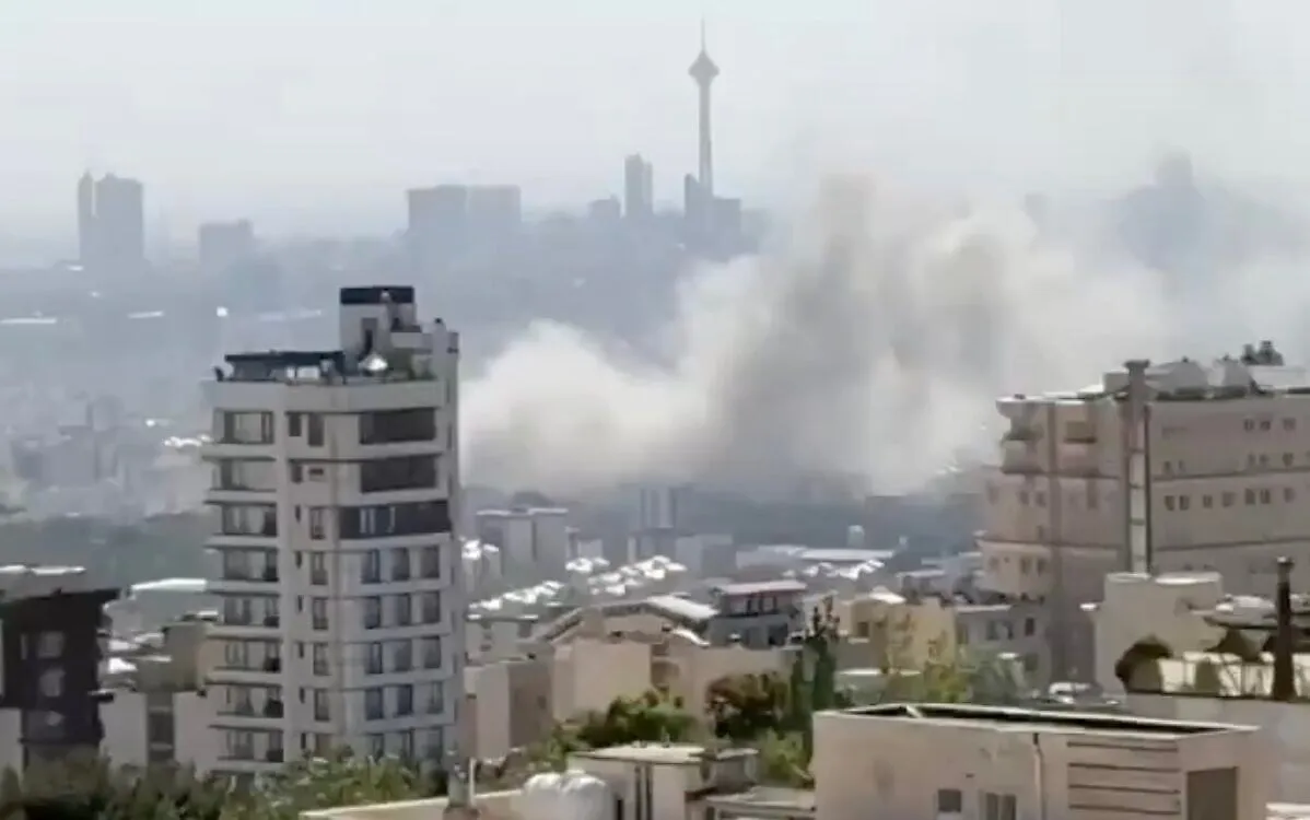 El humo se eleva después de un aparente ataque aéreo israelí en Teherán el 18 de junio de 2025 (Captura de pantalla de las redes sociales/utilizada de acuerdo con la Cláusula 27a de la Ley de Derechos de Autor)