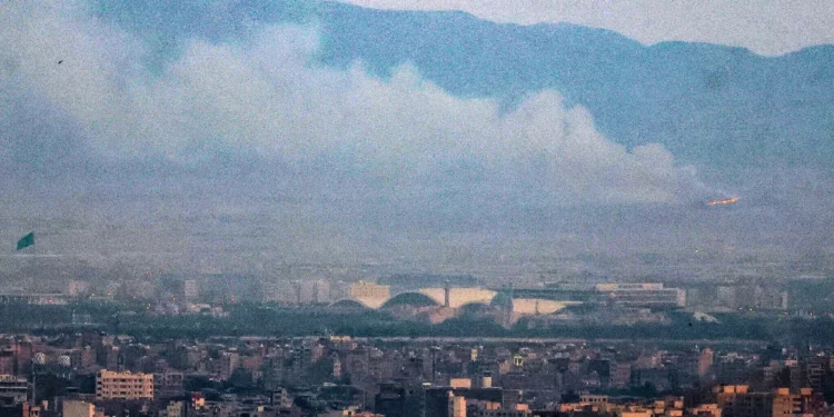 El humo y el fuego se elevan desde el lugar de un presunto ataque israelí en el sur de Teherán el 13 de junio de 2025. (Atta KENARE / AFP)