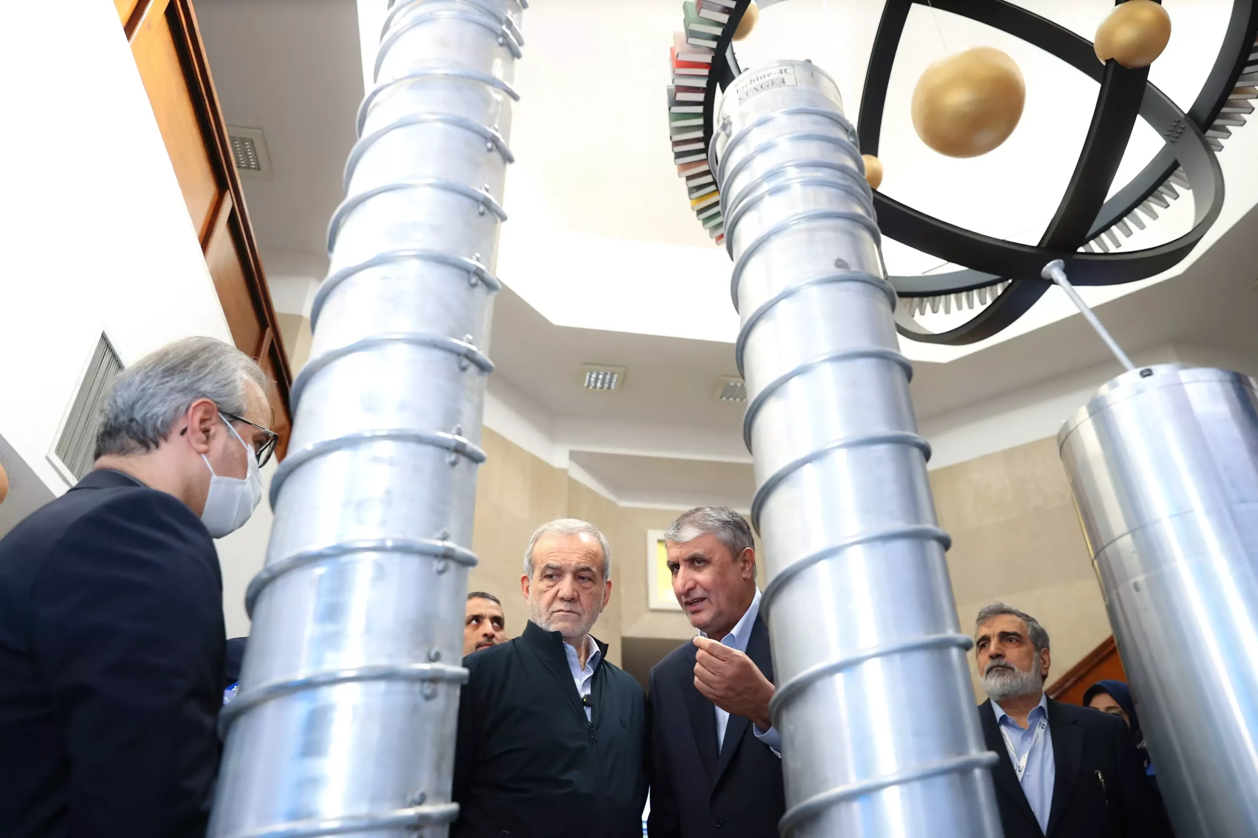 Una foto proporcionada por la presidencia iraní muestra al presidente Masoud Pezeshkian, segundo a la izquierda, y al jefe de la Organización de Energía Atómica de Irán, Mohammad Eslami, segundo a la derecha, durante el "Día Nacional de la Tecnología Nuclear", en Teherán, el 9 de abril de 2025. (Presidencia iraní / AFP)