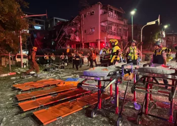 Irán lanzó andanadas de misiles balísticos contra Israel: 2 heridos de gravedad por el impacto en edificios