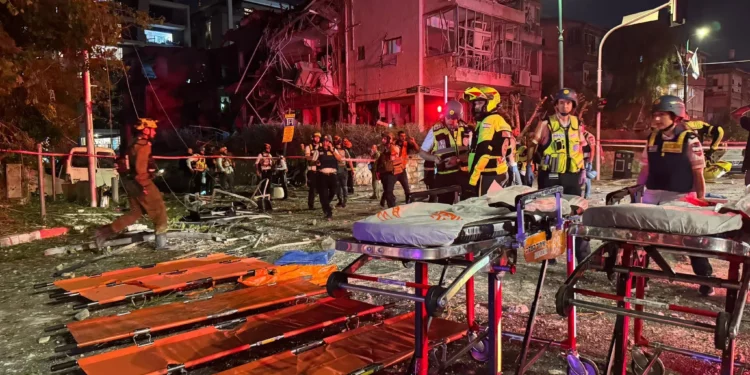 Irán lanzó andanadas de misiles balísticos contra Israel: 2 heridos de gravedad por el impacto en edificios