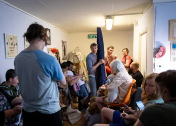 Los israelíes se refugian en un refugio público en Jerusalén, durante un ataque con misiles balísticos disparado desde Irán hacia Israel, el 15 de junio de 2025. (Noam Revkin Fenton/FLASH90)