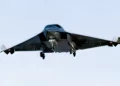 El avión táctico furtivo J-36 de China fotografiado de frente por primera vez