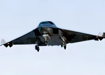 El avión táctico furtivo J-36 de China fotografiado de frente por primera vez