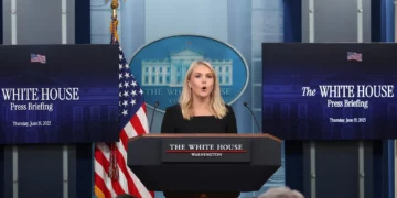 La secretaria de prensa de la Casa Blanca, Karoline Leavitt, habla durante la sesión informativa diaria en Washington, DC, el 19 de junio de 2025. (Alex Wroblewski/AFP)