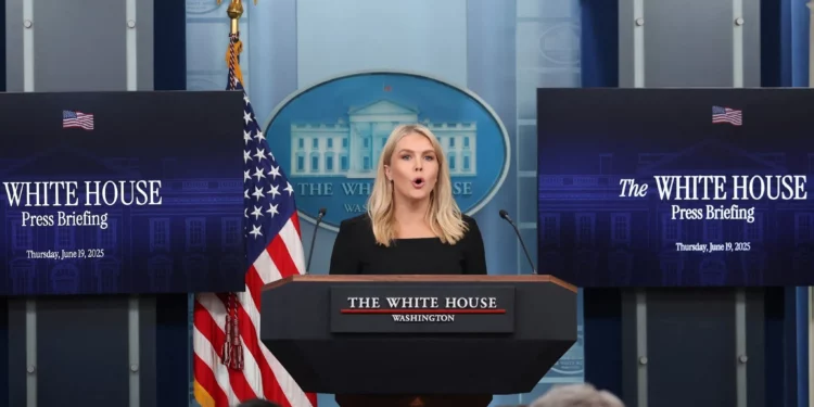 La secretaria de prensa de la Casa Blanca, Karoline Leavitt, habla durante la sesión informativa diaria en Washington, DC, el 19 de junio de 2025. (Alex Wroblewski/AFP)