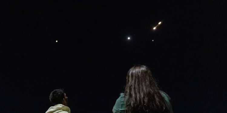 Las FDI estiman que Irán disparó 70 misiles en bombardeos nocturnos