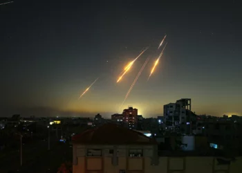 Irán advierte que continuarán los ataques contra Israel y amenaza con atacar bases estadounidenses