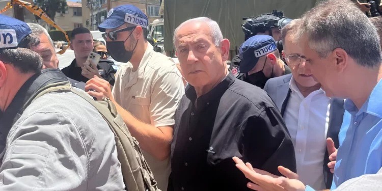 Netanyahu y Herzog visitan el lugar del ataque con misiles Bat Yam