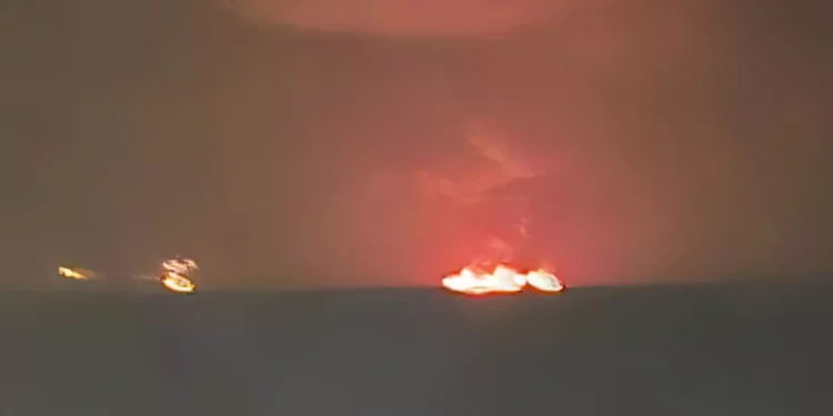 Tres buques en llamas en el estrecho de Ormuz