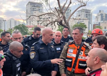 Policía en el lugar del impacto del misil Petah Tikva busca posibles víctimas atrapadas