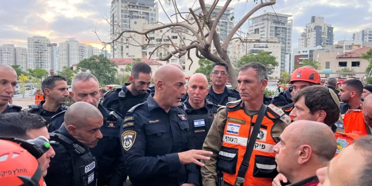 Policía en el lugar del impacto del misil Petah Tikva busca posibles víctimas atrapadas