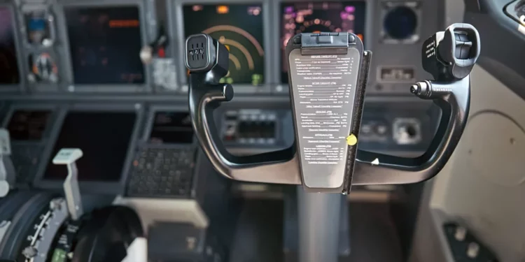 Por qué Boeing sigue utilizando yugos en lugar de palancas laterales