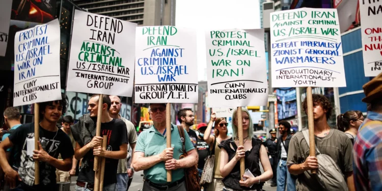 Grupos antiisraelíes se manifiestan en apoyo de Irán en la ciudad de Nueva York
