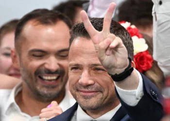 Un alcalde liberal y un revisionista del Holocausto anti-UE se vencen en las elecciones polacas
