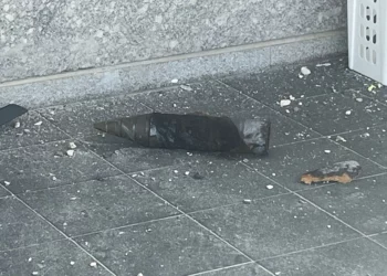 Una munición de una bomba de racimo iraní que cayó en el centro de Israel, el 19 de junio de 2025. (Cortesía)