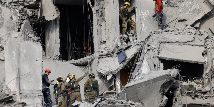 Rescatistas trabajan para localizar a supervivientes en edificio de Beersheba alcanzado por misil iraní