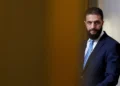 El presidente interino de Siria, Ahmad al-Sharaa, escucha durante una conferencia de prensa conjunta con el presidente francés, Emmanuel Macron, después de una reunión en el Palacio del Elíseo en París, el 7 de mayo de 2025. (Stephanie Lecocq/Pool vía AP)