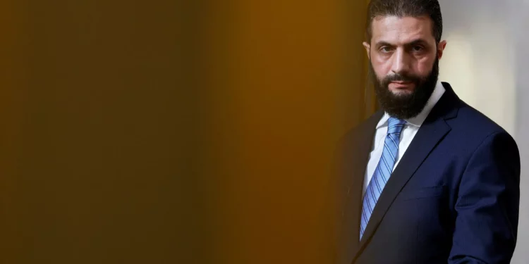 El presidente interino de Siria, Ahmad al-Sharaa, escucha durante una conferencia de prensa conjunta con el presidente francés, Emmanuel Macron, después de una reunión en el Palacio del Elíseo en París, el 7 de mayo de 2025. (Stephanie Lecocq/Pool vía AP)