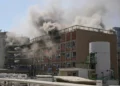 El humo se eleva desde un edificio del complejo hospitalario Soroka después de que fuera alcanzado por un misil disparado desde Irán en Beersheba, el jueves 19 de junio de 2025. (AP Foto/Leo Correa)