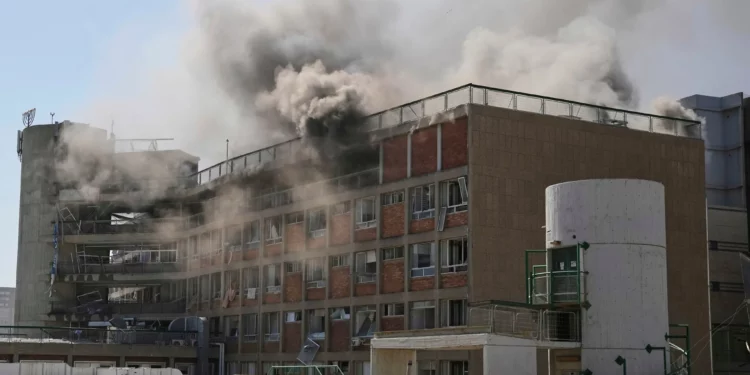 El humo se eleva desde un edificio del complejo hospitalario Soroka después de que fuera alcanzado por un misil disparado desde Irán en Beersheba, el jueves 19 de junio de 2025. (AP Foto/Leo Correa)