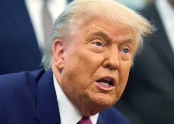 Trump “menos confiado” en el acuerdo nuclear con Irán mientras Teherán advierte contra una acción militar