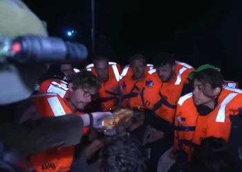 Activistas a bordo del barco de ayuda Madleen con destino a Gaza reciben sándwiches tras ser interceptado por fuerzas israelíes en aguas internacionales. (Captura de pantalla/Ministerio de Asuntos Exteriores de Israel vía AFP)