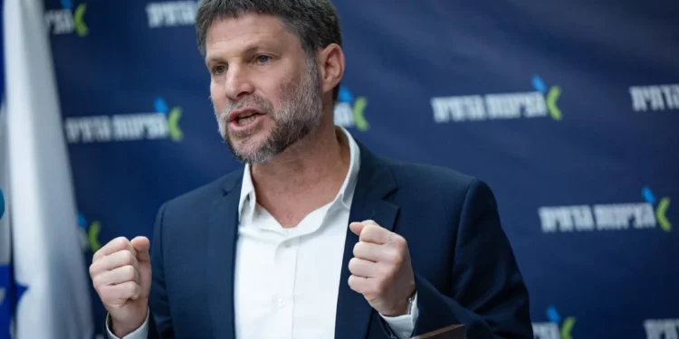 El ministro de Finanzas, Bezalel Smotrich, en una reunión de la facción del partido Sionismo Religioso en la Knéset, Jerusalén, el 5 de mayo de 2025. (Yonatan Sindel/Flash90)
