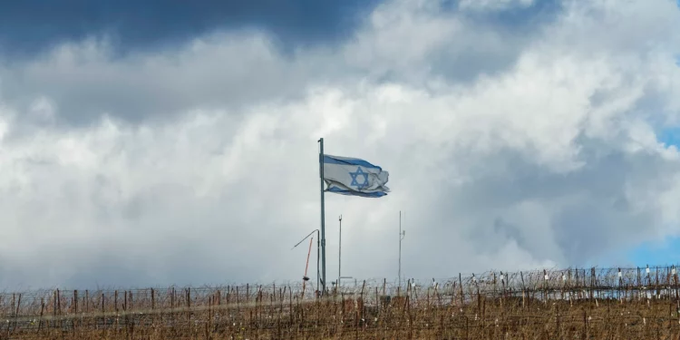 Una bandera israelí ondea en la cima de una colina cerca de la llamada Línea Alfa, que separa el lado israelí de los Altos del Golán de Siria, en la localidad de Majdal Shams, el 13 de diciembre de 2024. (Foto AP/Matias Delacroix)