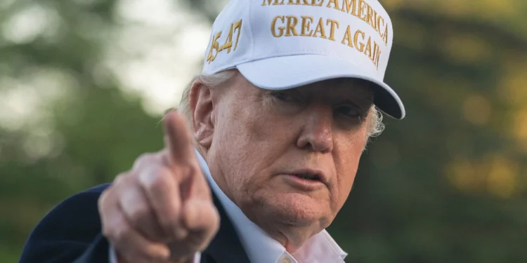 El presidente de Estados Unidos, Donald Trump, llega a la Casa Blanca en el Marine One el 27 de abril de 2025, en Washington. (Foto AP/Manuel Balce Ceneta)
