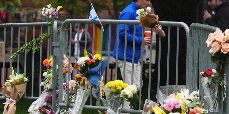Ramos de flores junto a un homenaje improvisado para las víctimas de un atentado en el exterior del juzgado del condado de Boulder, Colorado, el 3 de junio de 2025. (David Zalubowski/ AP)
